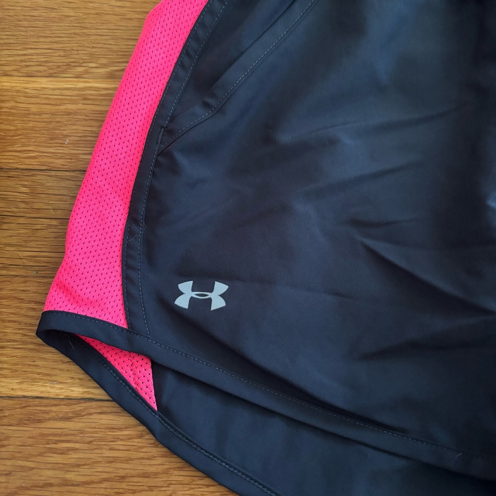 Under Armour Women's Athletic Shorts in Black and Pink / Size medium - Picture 2 of 7